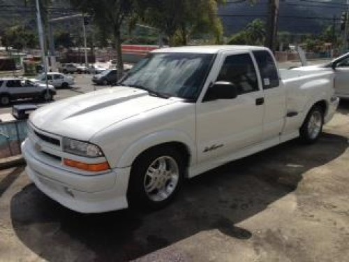 2001 Xtreme blanca cabina y media 35k millas