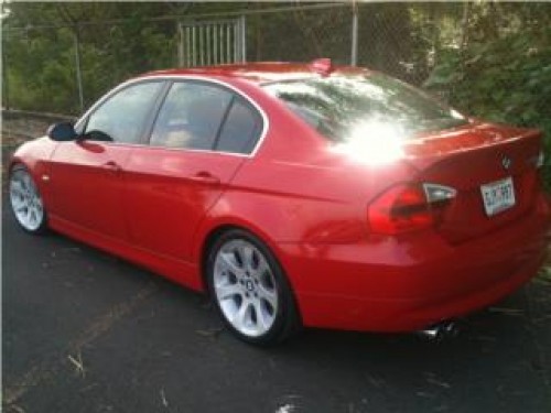 BMW 330i 2006 rojo $15,500