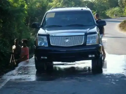 Cadillac Escalade 2003 negra 