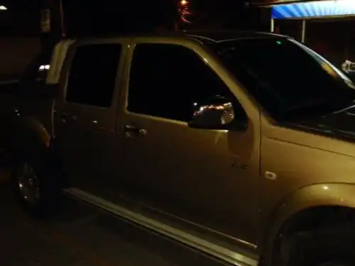 Camioneta Isuzu Dmax 05 full dorada nítida