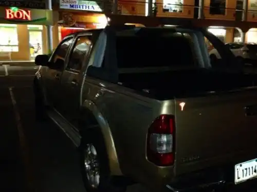 Camioneta Isuzu Dmax 05 full dorada nítida