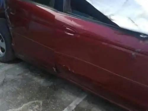 Carro Jaguar 2001 rojo chocado