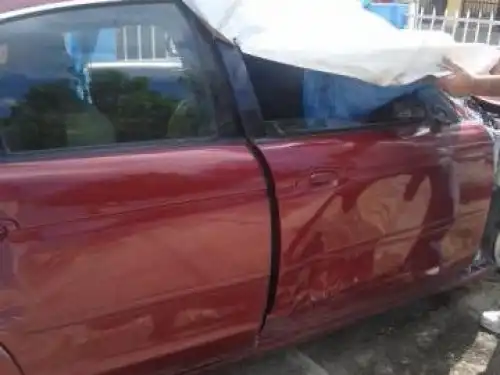 Carro Jaguar 2001 rojo chocado