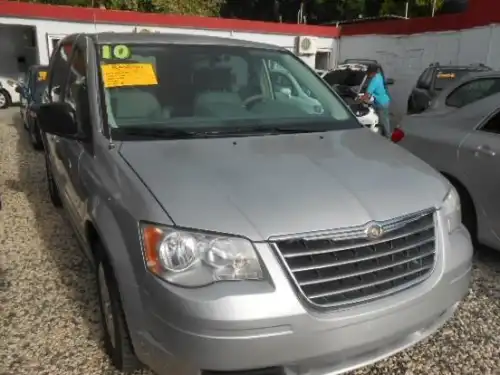 Chrysler Town & Country LX 2010