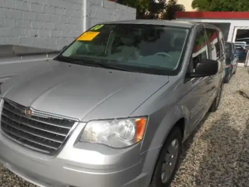 Chrysler Town & Country LX 2010