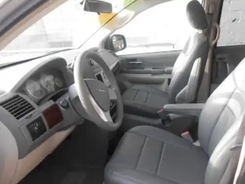 Chrysler Town & Country LX 2010