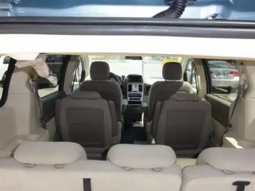 Chrysler Town & Country LX 2010