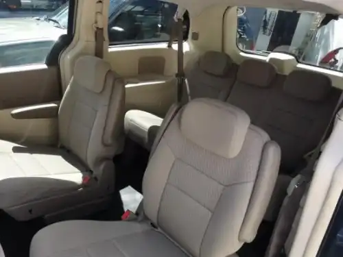 Chrysler Town & Country LX 2010