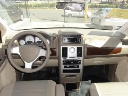 Chrysler Town & Country LX 2010