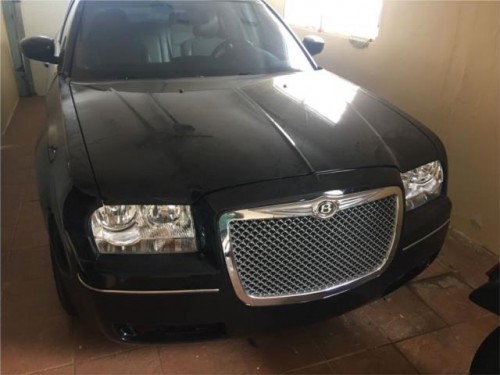 Chrysler 300 negro