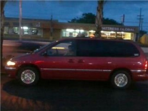 Chrysler Town &Country 1997$1,500