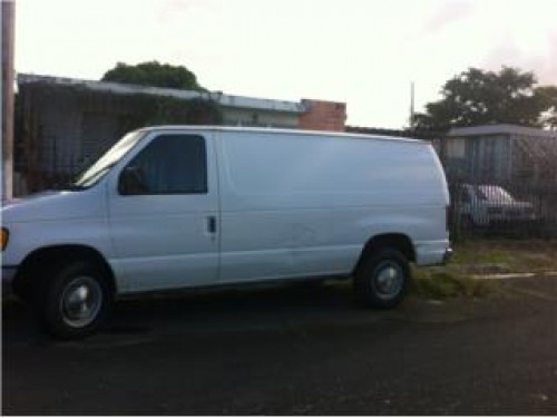 Ford E-250 del 2002 6 cilindros $3600