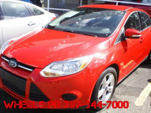 Ford Focus 2013 Rojo Sedan Aros, EXTRA CLEAN