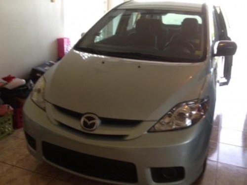 GUAGUA MAZDA 5 DE TRES FILAS DE ASIENTOS