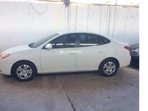 Hyundai Elantra 2010 con buen millaje