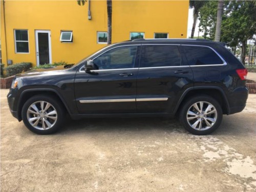 JEEP GRAND CHEROKEE LAREDO 2013 BIEN NUEVA