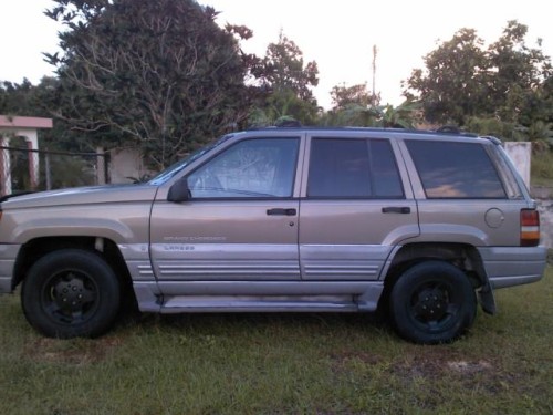 Jeep Cherokee 1997 V8 4x4 $2,000 Fijo