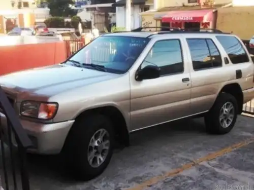 Jeepeta Nissan Pathfinder 2001 Dorada, Versión Americana