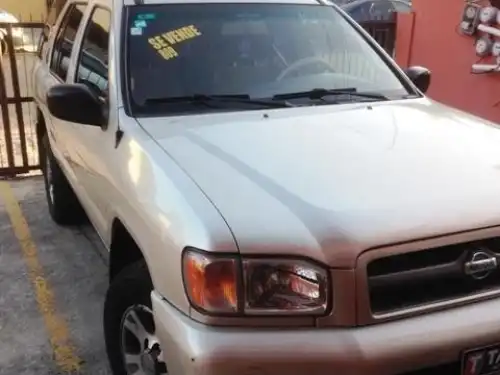 Jeepeta Nissan Pathfinder 2001 Dorada, Versión Americana