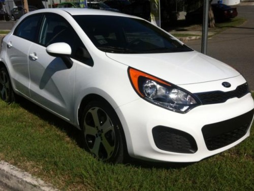 KIA RIO QUINTO SX 2013 BLANCO POCO MILLAJE