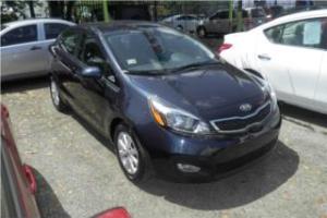 KIA RIO SEDAN 2013 CON AROS Y FOG LIGHTS