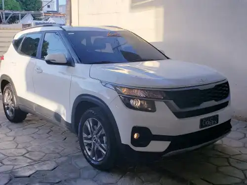 Kia Seltos 2023 blanca seminuevo con garantia
