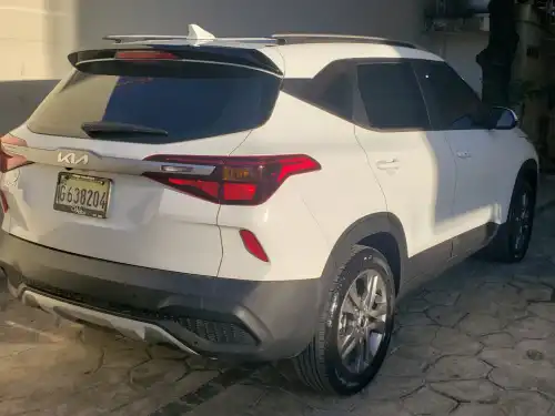 Kia Seltos 2023 blanca seminuevo con garantia