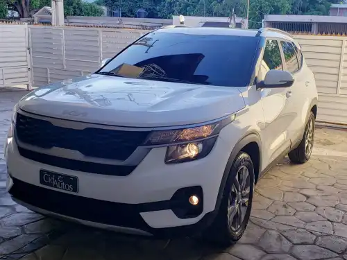 Kia Seltos 2023 blanca seminuevo con garantia