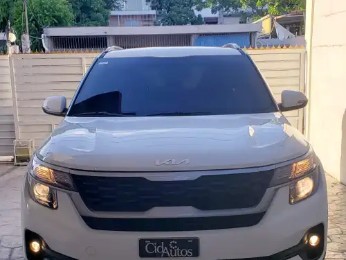 Kia Seltos 2023 blanca seminuevo con garantia