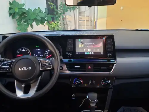 Kia Seltos 2023 blanca seminuevo con garantia