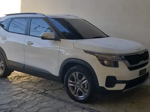 Kia Seltos 2023 blanca seminuevo con garantia