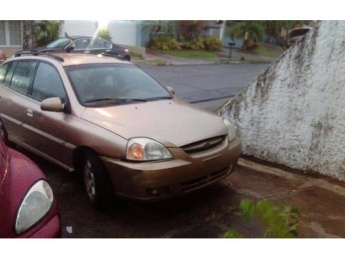 Kia Rio 2003, corriendo pero con multas