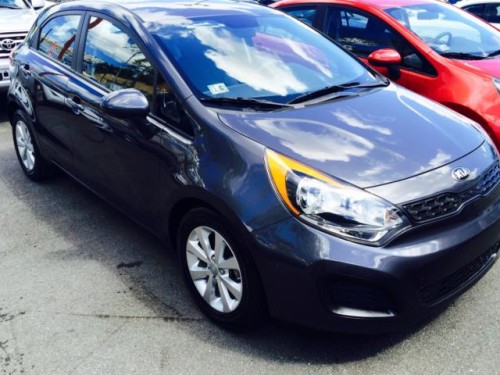 Kia Rio 5 2014, Gris Como nuevo Pago bajo