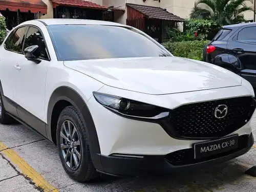 Mazda cx-30 2024, cambios en el volante, sonido profesional, cinturone