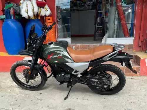 Motocicleta Enduro marca Hero 200 2022