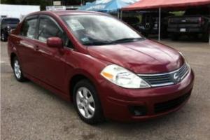 NISSAN VERSA 2008 AUT COLOR VINO POCO MILLAJE