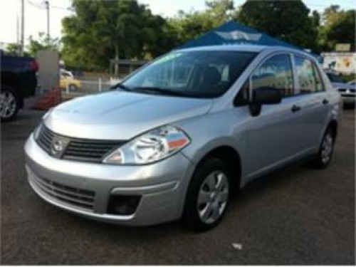 NISSAN VERSA 2011 AUT. GRIS COMO NUEVO