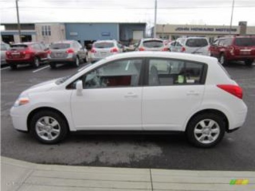 NISSAN VERSA HATCH BACK CON SOLO 2,000 MILLAS