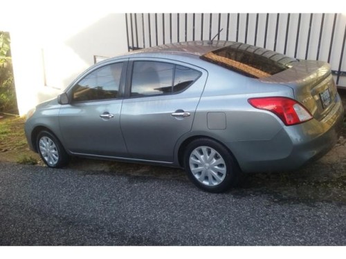 NISSAN VERSA.