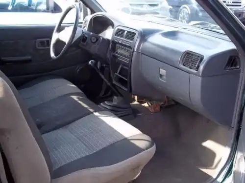 Nissan D212002