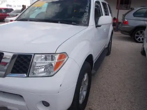 Nissan Pathfinder 2005 blanca 