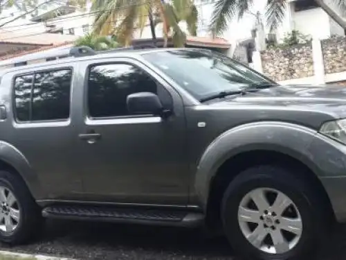 Nissan Pathfinder 2006 gris 4x4 full en piel 