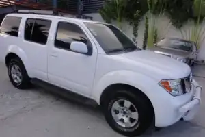 Nissan Pathfinder LE 2005