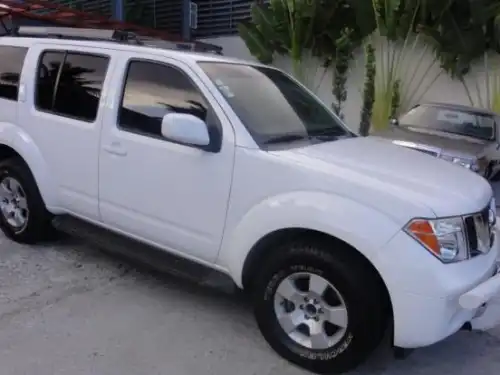 Nissan Pathfinder LE 2005