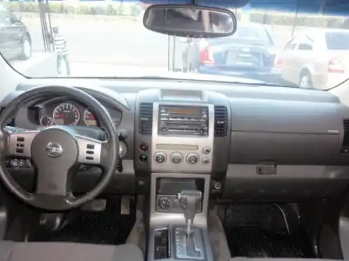 Nissan Pathfinder LE 2005