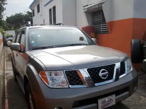 Nissan Pathfinder LE 2005