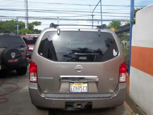 Nissan Pathfinder LE 2005