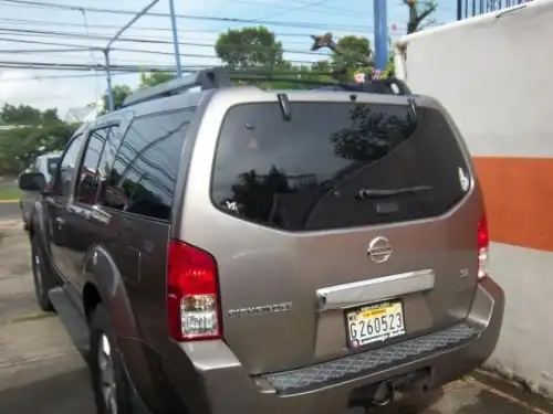 Nissan Pathfinder LE 2005