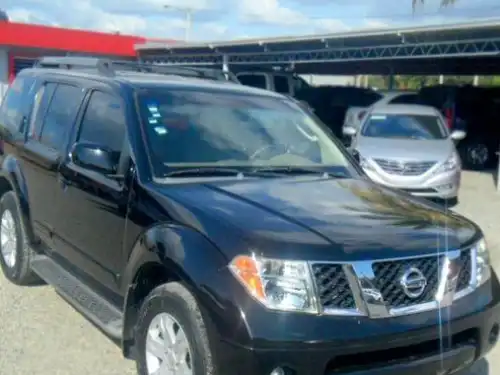 Nissan Pathfinder LE 2005