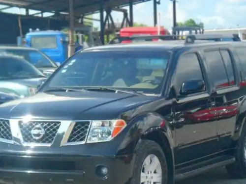 Nissan Pathfinder LE 2005